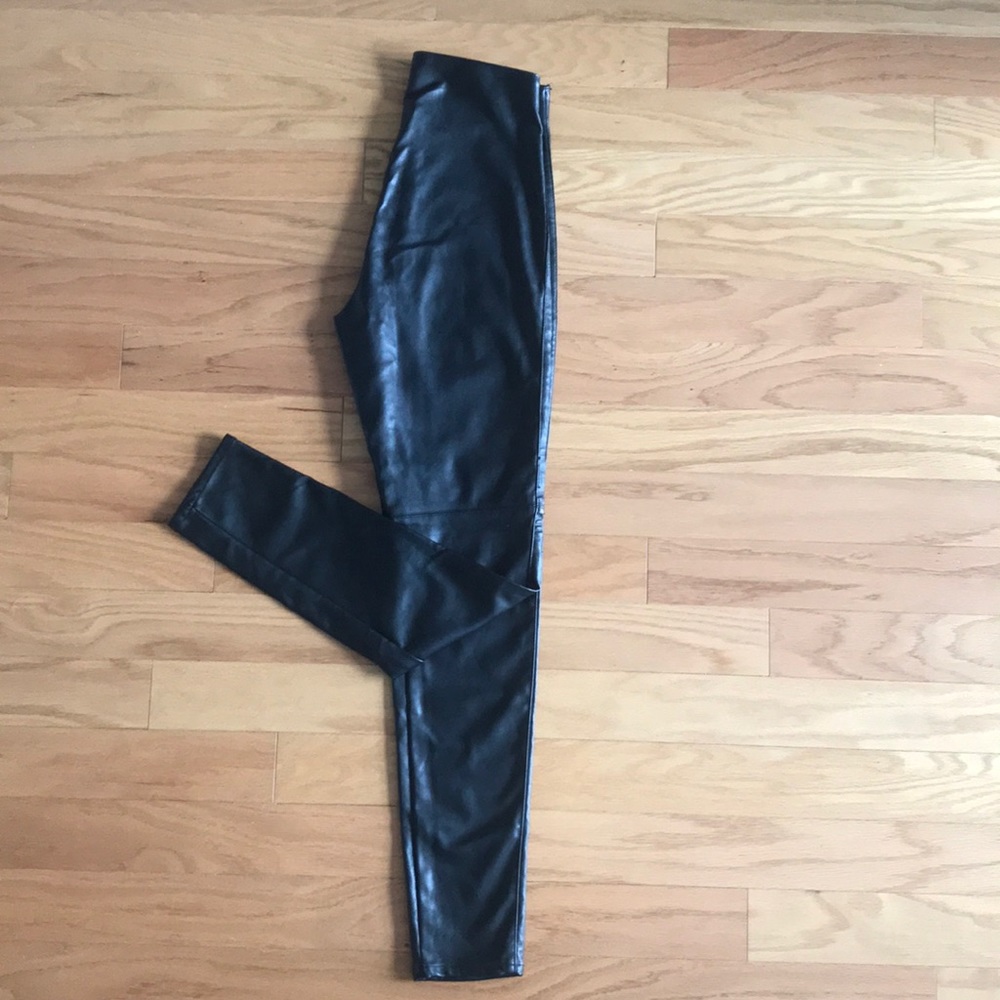 Flattering high-waist faux leather leggings ♠️